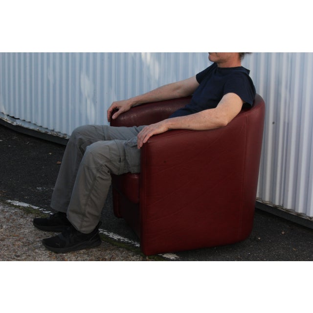 Mid-Century Modern Burgundy Leather Swivel Club Chair, 1980s For Sale - Image 3 of 18