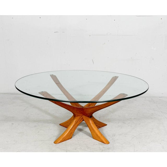 Solid construction made of teak wood with a round glass top (loose), Dimensions approx.: H. 41 cm, Ø 100 cm. I have...