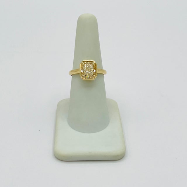 Gia 3 Carat Yellow Radiant Diamond Solitaire Ring in 18k Yellow Gold, Size 6.5 For Sale In Los Angeles - Image 6 of 9