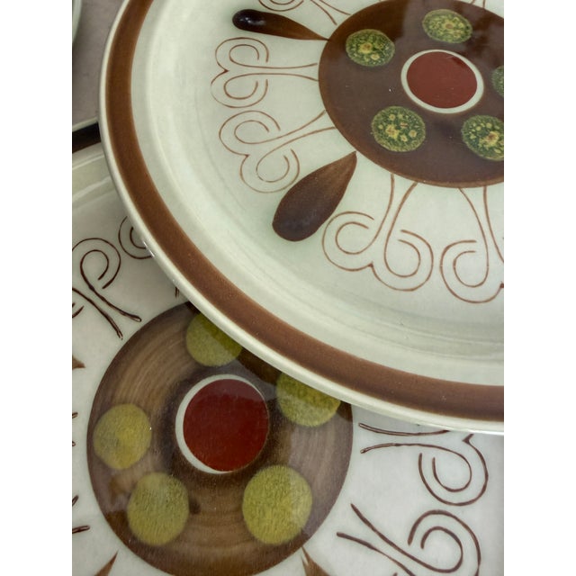 Burgundy 1970s Shino Stone “Marguerita” Dinner Plates 10.25” Japan Mid Century Modern Dinnerware - Set of 8 For Sale - Image 8 of 12