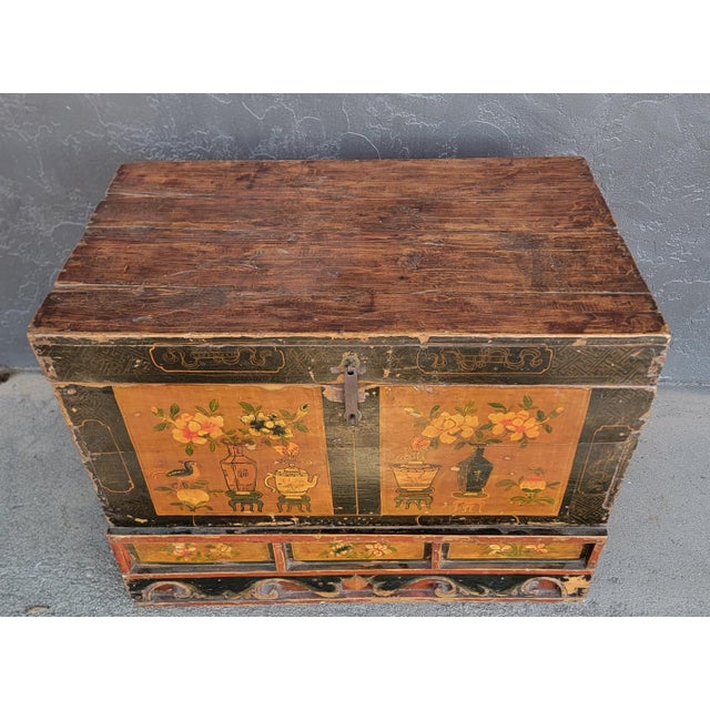 Chinese Antique Painted Chinese Trunk 19th Century For Sale - Image 3 of 17