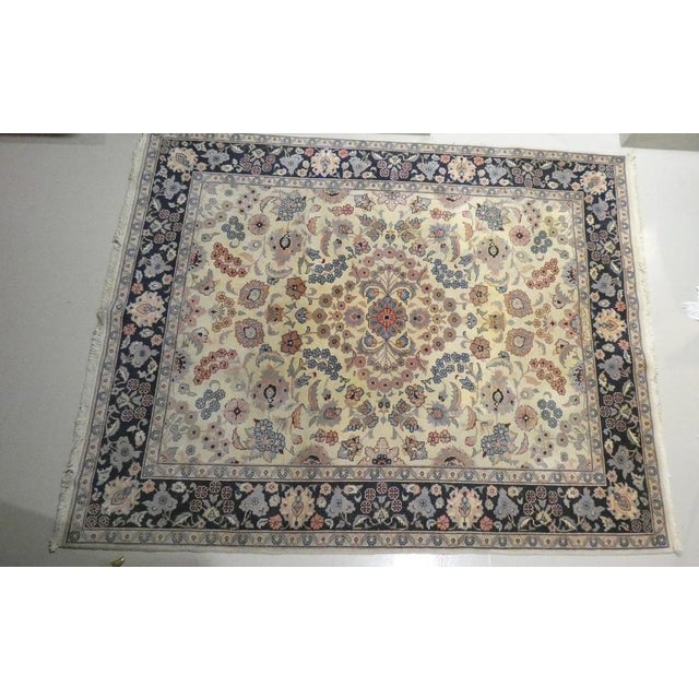 I tappeti Persiani sono apprezzati per una vasta gamma di disegni, un'ampia gamma di colori, l'uso di tinture e fibre...