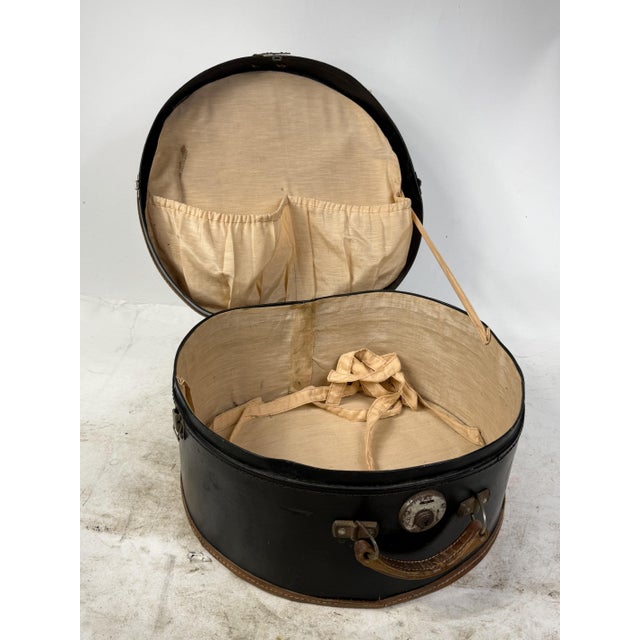 Antique Hat Box in Lined Cardboard and Leather, Late 19th Century For Sale - Image 11 of 16