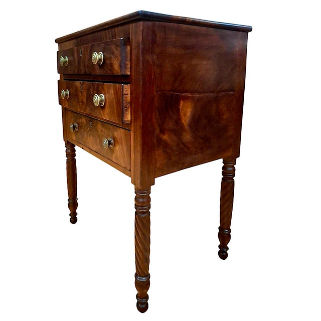 Traditional 19th-Century American Federal Mahogany Three-Drawer Worktable For Sale - Image 3 of 12
