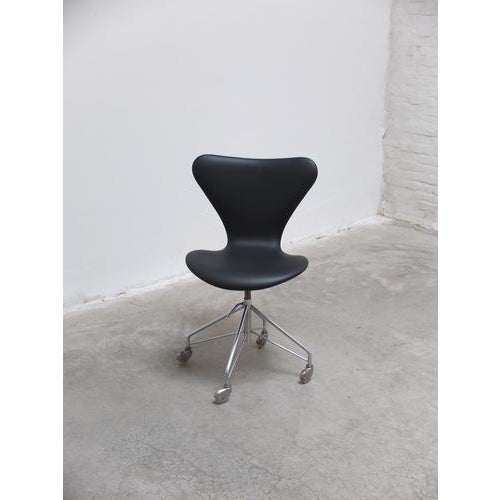 Early model ‘3117’ swivel desk chair designed by Arne Jacobsen for Fritz Hansen in 1955. This model is an early production...