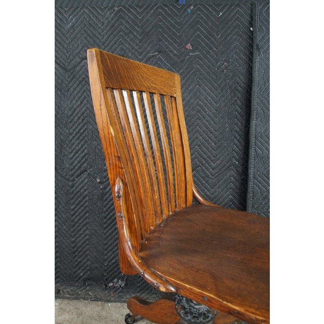 1920s Antique Milwaukee Quartersawn Oak Adjustable Swivel Library Office Desk Chair For Sale - Image 5 of 12