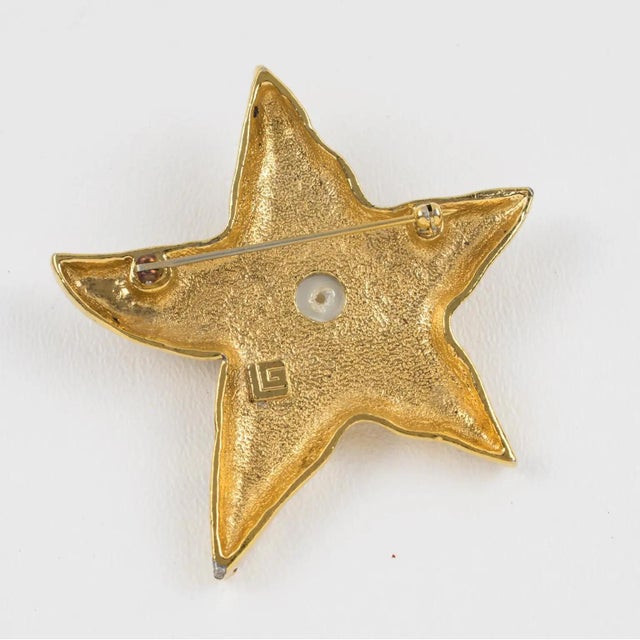 1990s Guy Laroche Paris Gilt Metal Starfish Brooch with Pearl Cabochon For Sale - Image 5 of 7