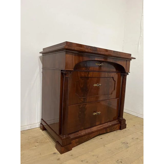 Delicate chest of drawers from the Biedermeier period around 1820/30. The chest of drawers is made of oak wood and...