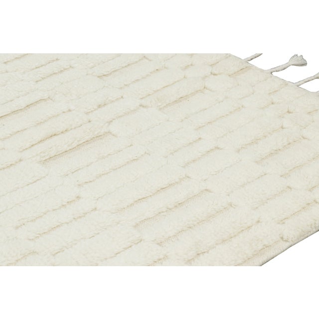 Rug & Kilim’s Contemporary Rug in White With High-Low Geometric Patterns For Sale In New York - Image 6 of 7