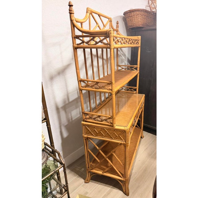 Chinoiserie 1980s Brighton Pavilion Chinese Chippendale Style Bamboo Caned Étagère/Display For Sale - Image 3 of 9