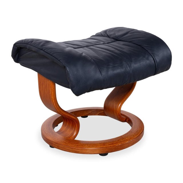 Set of Black Leather Reno Recliner and Ottoman with Manual Function from Stressless For Sale - Image 16 of 18