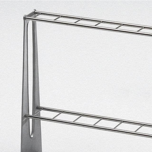 Base, sides and bowl in cast aluminum, with anodized ripple finish. Separating rods in brightly polished stainless steel....