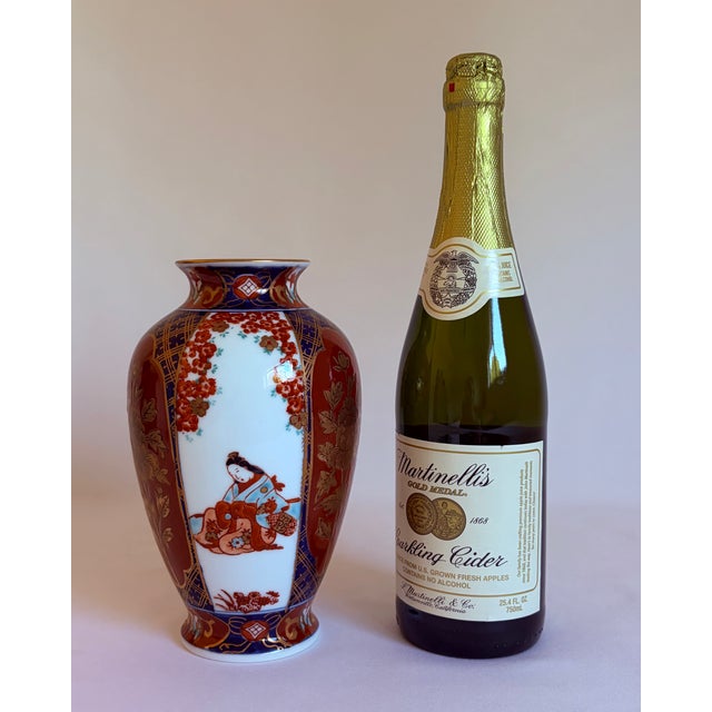 Japanese Gold Imari Hand-Painted Japanese Porcelain Vase For Sale - Image 3 of 5