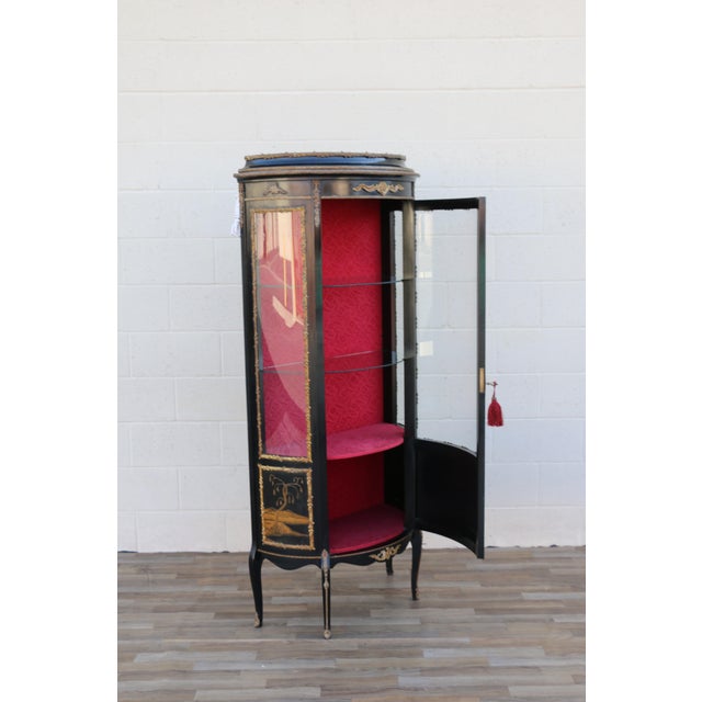 French Louis XV Style Ormolu Mounted Hand-Painted Curved Glass Vitrine Display Cabinet, 1940s For Sale - Image 13 of 18