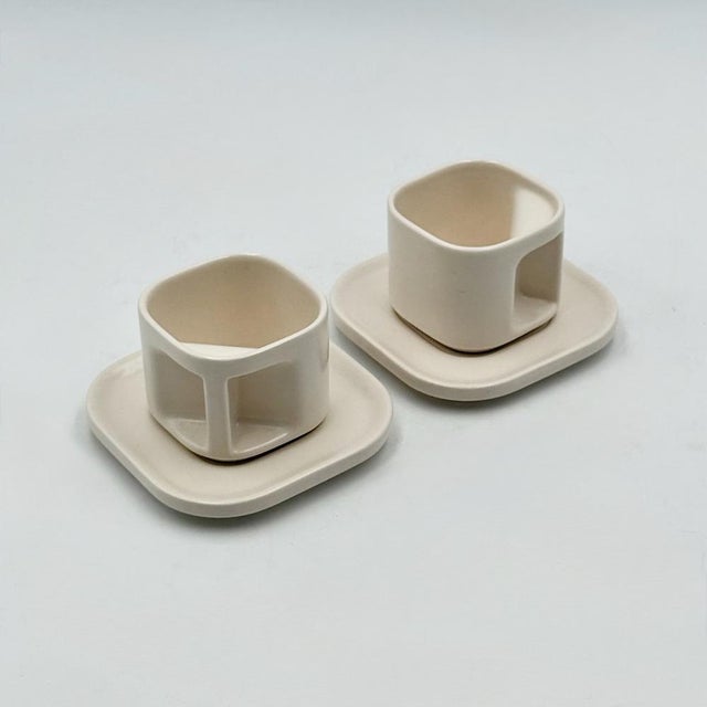 Designed in Italy during the 1970s, this pair of ceramic cups by Makio Hasuike belongs to the Arnolfo di Cambio collection...