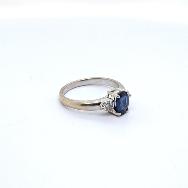 Blue Late 20th Century Three-Stone Blue Oval Gia Sapphire & Diamond Ring in 18k White Gold - Size 6.75 For Sale - Image 8 of 8
