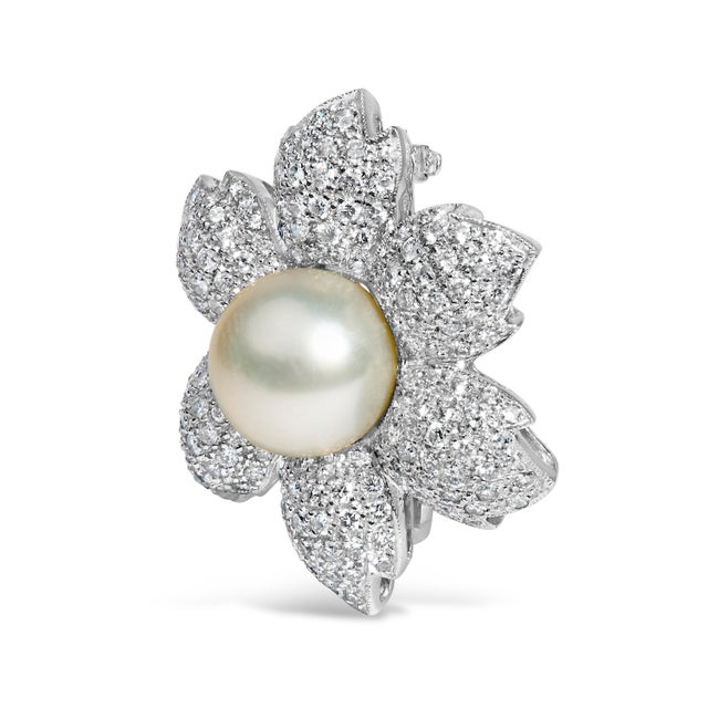 Discover the epitome of timeless elegance with this exquisitely crafted brooch, fashioned from 18K white gold with a...