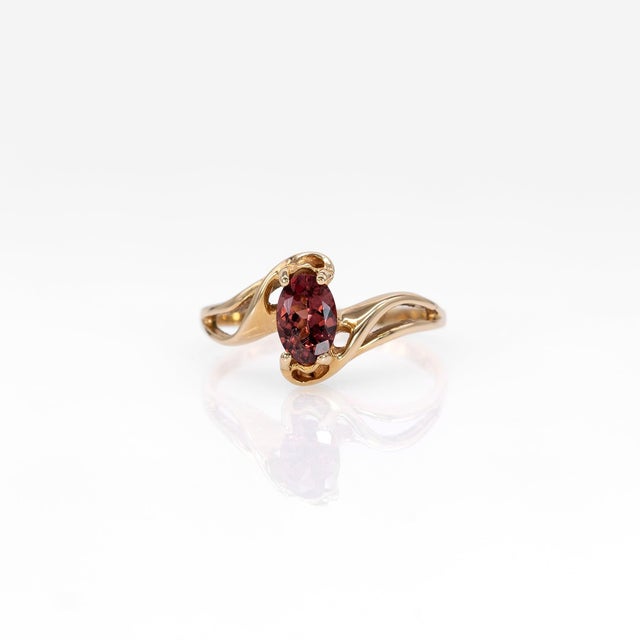 2020s Estate Red Spinel Ring: Solid 14k Gold – Oval, 6×4mm – Modern Estate Ring, Size 6.75 For Sale - Image 5 of 10