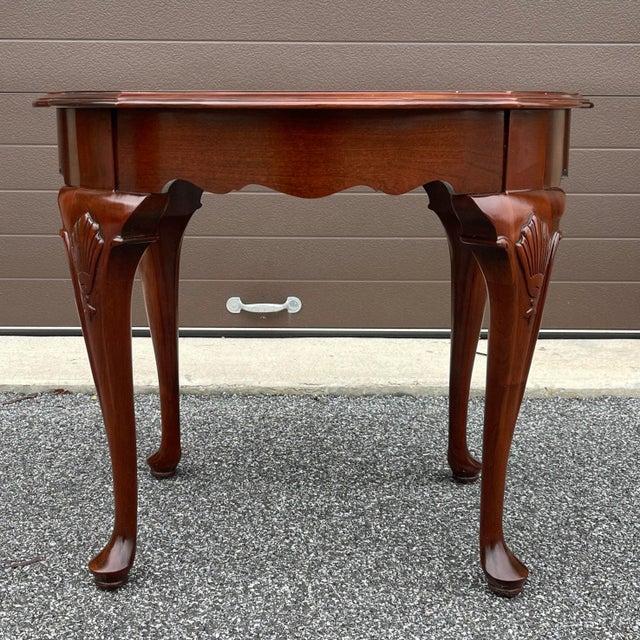 2000s Ethan Allen Georgian Court Traditional Queen Anne Cherry Scalloped Shell Carved Side or Accent Table (11-8606) For Sale In Philadelphia - Image 6 of 11