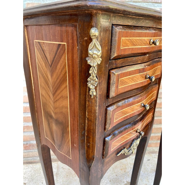 Early 20th Century Pair of French Louis XV Style Tulipwood Veneer Bedside Tables or Nightstands For Sale - Image 11 of 18
