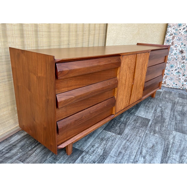Fully Refinished Mid Century Modern 9 Drawers Dresser /Credenza by Lane Altavista Furniture. Circa 1960s For Sale In Miami - Image 6 of 18