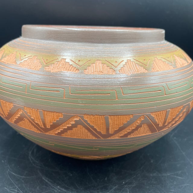 Vintage Navajo Incised Lidded Pot For Sale In Philadelphia - Image 6 of 9