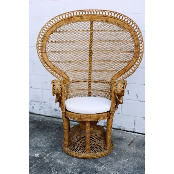 vintage rattan peacock chair W 30 x D 20 x H 56 inches great condition!