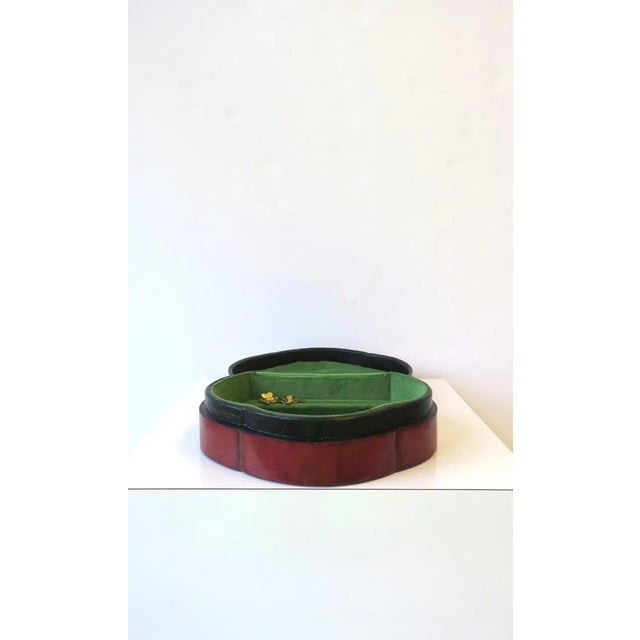 Mid 20th Century Italian Leather Jewelry Box With Scalloped Design For Sale - Image 5 of 13