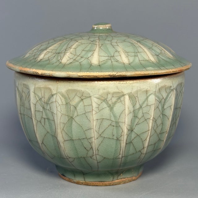 Chinese Antique Longquan Celadon Lotus Petal Lidded Bowl, Chinese Ceramic Vessel For Sale - Image 3 of 8
