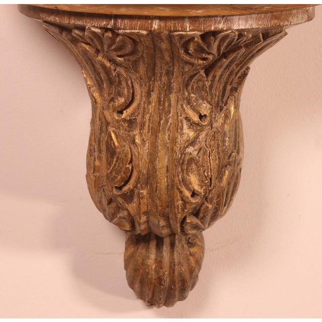 Elegant carved wall console in wood with acanthus leaf decoration from the 18th century Very beautiful patina and in very...