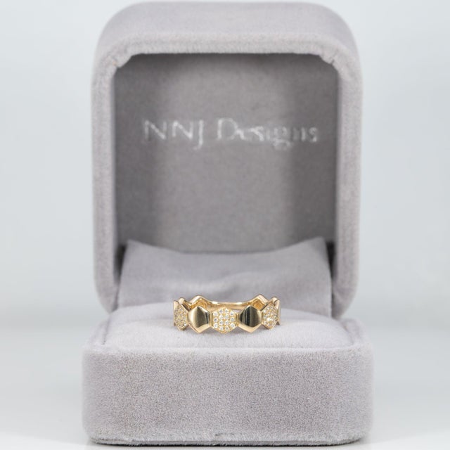 Modern Diamond Band Ring With Earth-Mined Diamonds in Solid 14k Gold, Fine Jewelry For Sale - Image 3 of 10