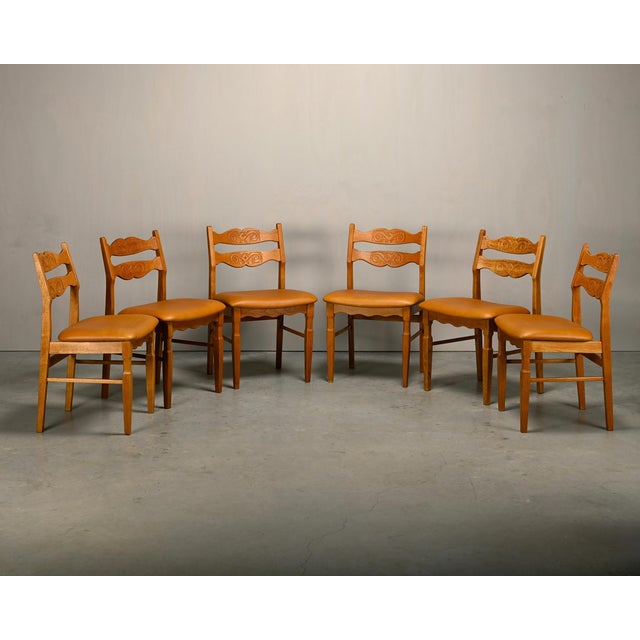 Mid-Century Modern Razorblade Style Dining Chairs in Oak and Leather by Henning Kjærnulf, Denmark, 1960s, Set of 7 For Sale - Image 3 of 18