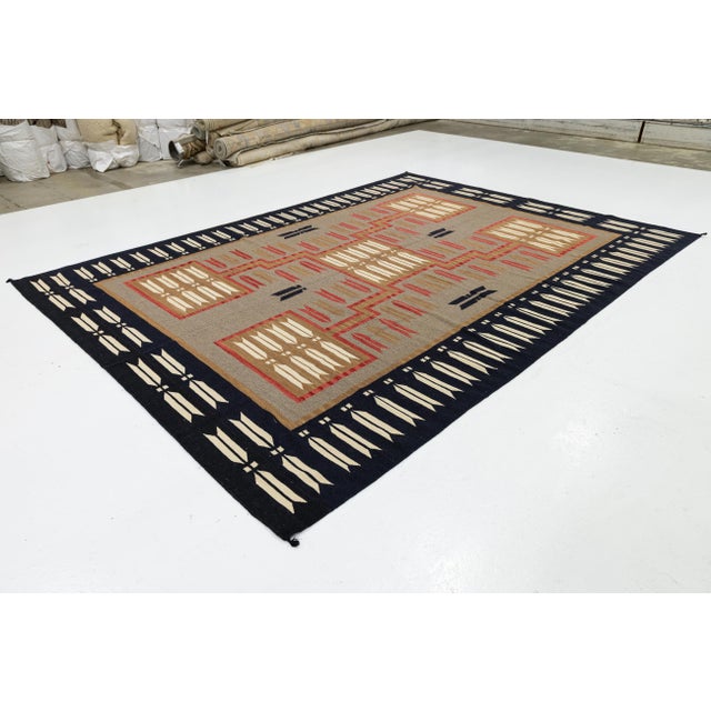 Native American Hand-Knotted Modern Navajo Style Grey Wool Rug - Geometric Arrow Motif - 9x12 For Sale - Image 3 of 11