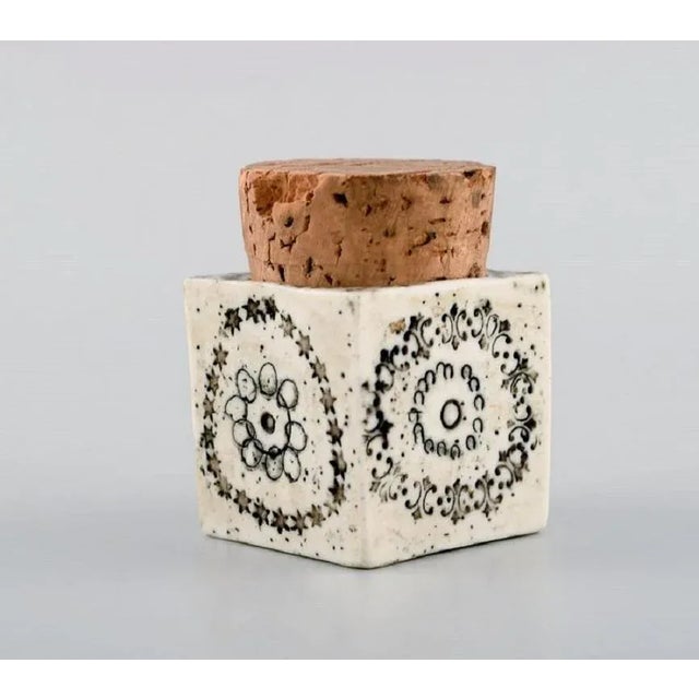 Linnea Rut Bryk (1916-1999), Finland. Rare unique jar in glazed stoneware with cork lid. 1950s. Measures: 5.7 x 4 cm...