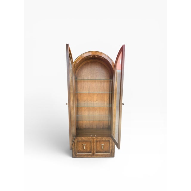 Late 20th Century Late 20th Century Mastercraft Illuminated Burlwood Arched Display Cabinet Vitrine With Brass Trim, Attributed For Sale - Image 5 of 16
