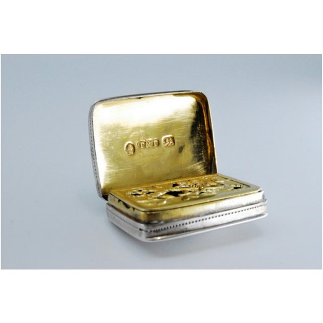 George III Silver and Gold Vinaigrette Box with Engravings For Sale - Image 5 of 11