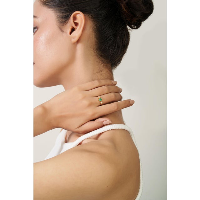 Round Emerald Trilogy Vintage Ring With Diamonds in 14k Yellow Gold Size 4 For Sale - Image 14 of 18