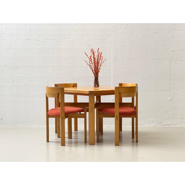 A timeless dining room set from the swiss manufacturer girsberger, consisting of an extendable dining table and four...