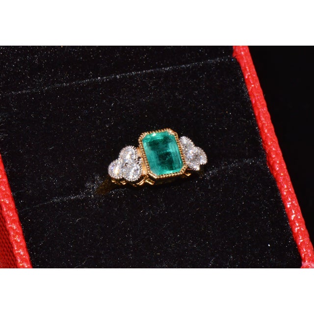 Gia Certified Natural 2.20cts vs F Diamond Emerald 18k Gold Dinner Ring, Size 6.5 For Sale - Image 11 of 13