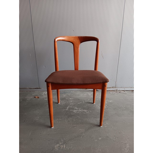 Brown Danish Round Teak Dining Table with Juliane Chairs by Johannes Andersen for Vejle Mobelfabrik, 1960, Set of 5 For Sale - Image 8 of 14