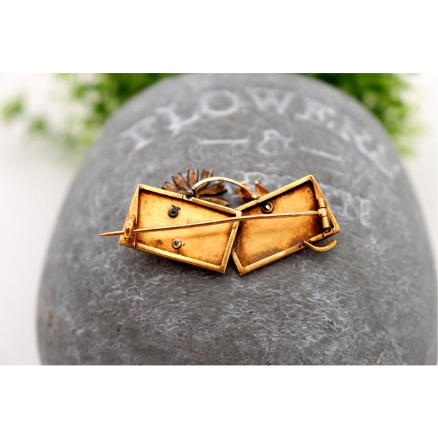 Gold Brooch with Flower Appliqué, in Good conditions.