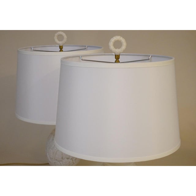 1930s Art Deco Aladdin Alacite Milk Glass Acanthus Leaves 2-Way Table Lamps - a Pair For Sale - Image 10 of 11