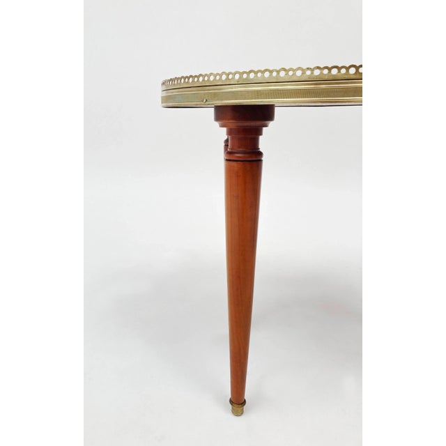 French 1920s French White and Gray Marble Top Accent Table With Brass Gallery For Sale - Image 3 of 13