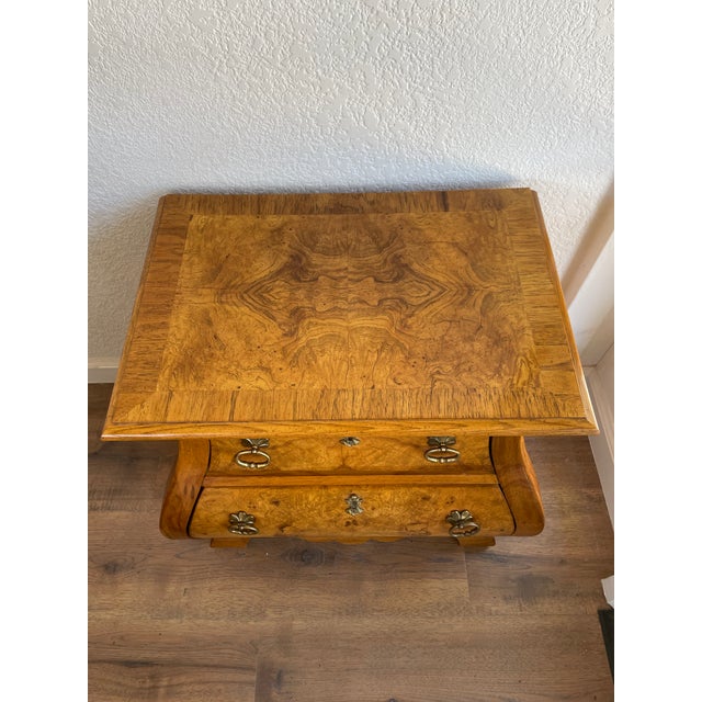 American of Martinsville 1960s American of Martinsville Olive Ash Burl "Bombe" Nightstand – Authentic Vintage For Sale - Image 4 of 10