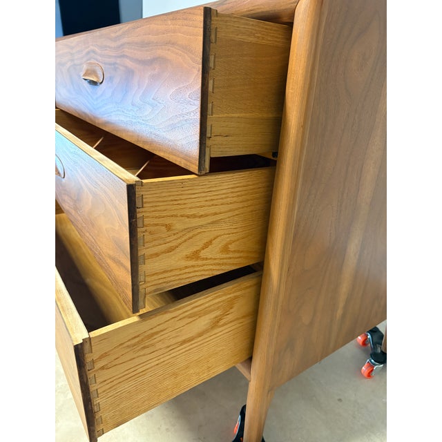 1960s Freshly Refinished Widdicomb Mid-Century Modern 6-Drawer Walnut Dresser – MCM Beauty! For Sale - Image 17 of 18