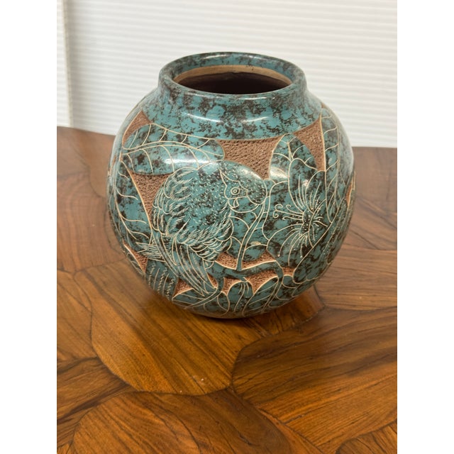 Nicaraguan Vessel With Dimensional Etched Birds For Sale - Image 4 of 12