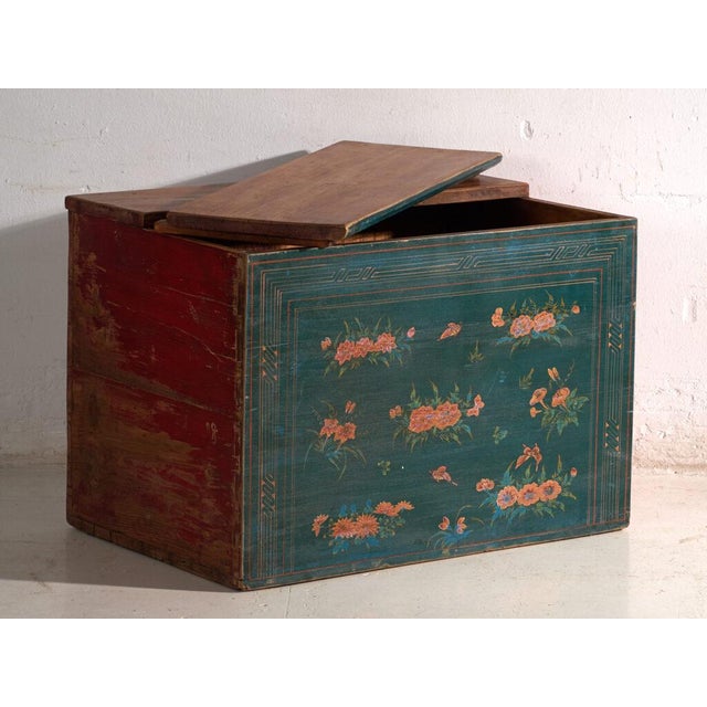 Chinese Trunk in Green-Lacquered Elm, 1900 For Sale - Image 4 of 13