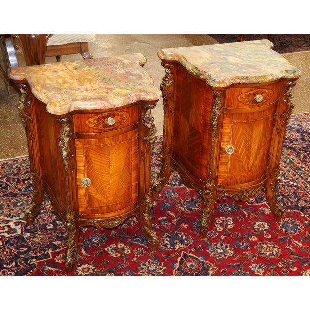 French Pair of French Louis XV Style Marble Top Kingwood Inlaid End Table Nightstands For Sale - Image 3 of 18