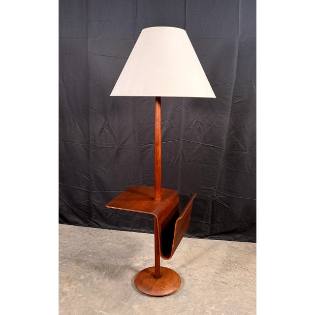 C1950's Mid Century Modern Walnut Floor Lamp With Integrated Side Table and Magazine Rack by Laurel Lamp Co For Sale In Providence - Image 6 of 10