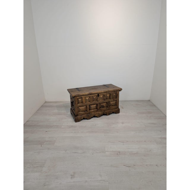 Large Baroque Chest from the 1920s – Solid Wood, Hand-Decorated This impressive wooden chest/chest in the Baroque style,...